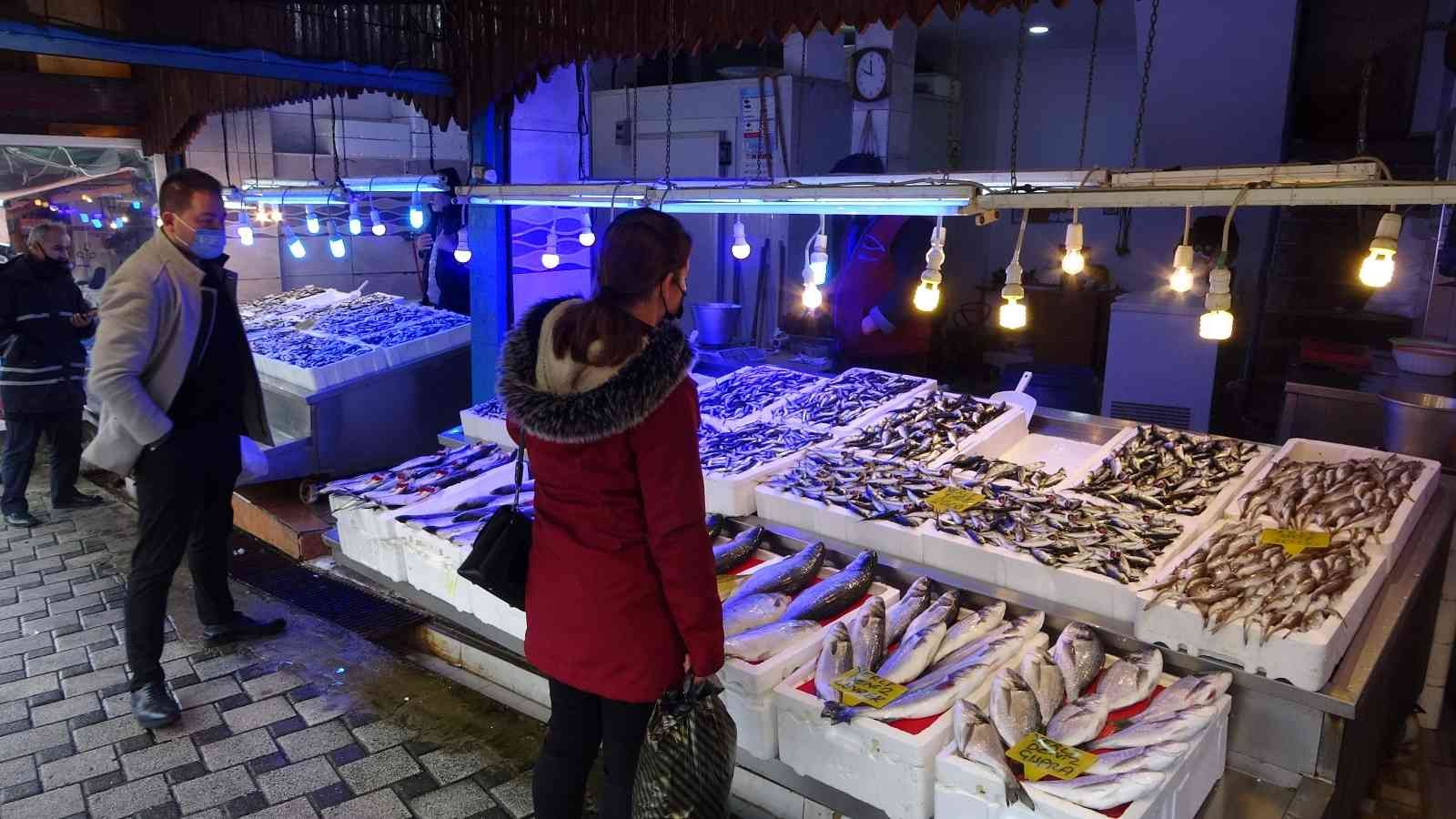 Karadeniz’de hamsi bereketi sürüyor