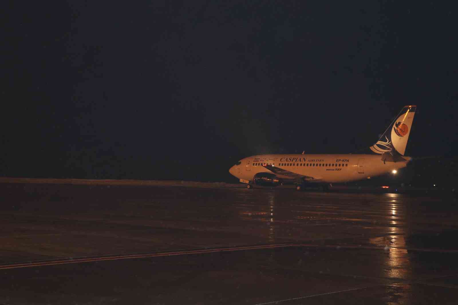 Tahran’dan uçakla gelen ilk turist kafilesi Van’da davul zurna ile karşılandı