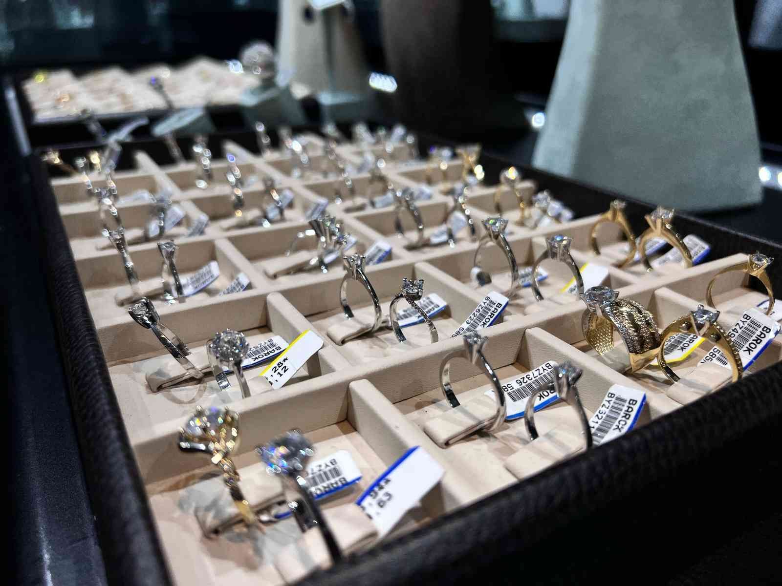 Sevgiliye ‘göz kamaştırıcı’ hediyeler ilgi görüyor