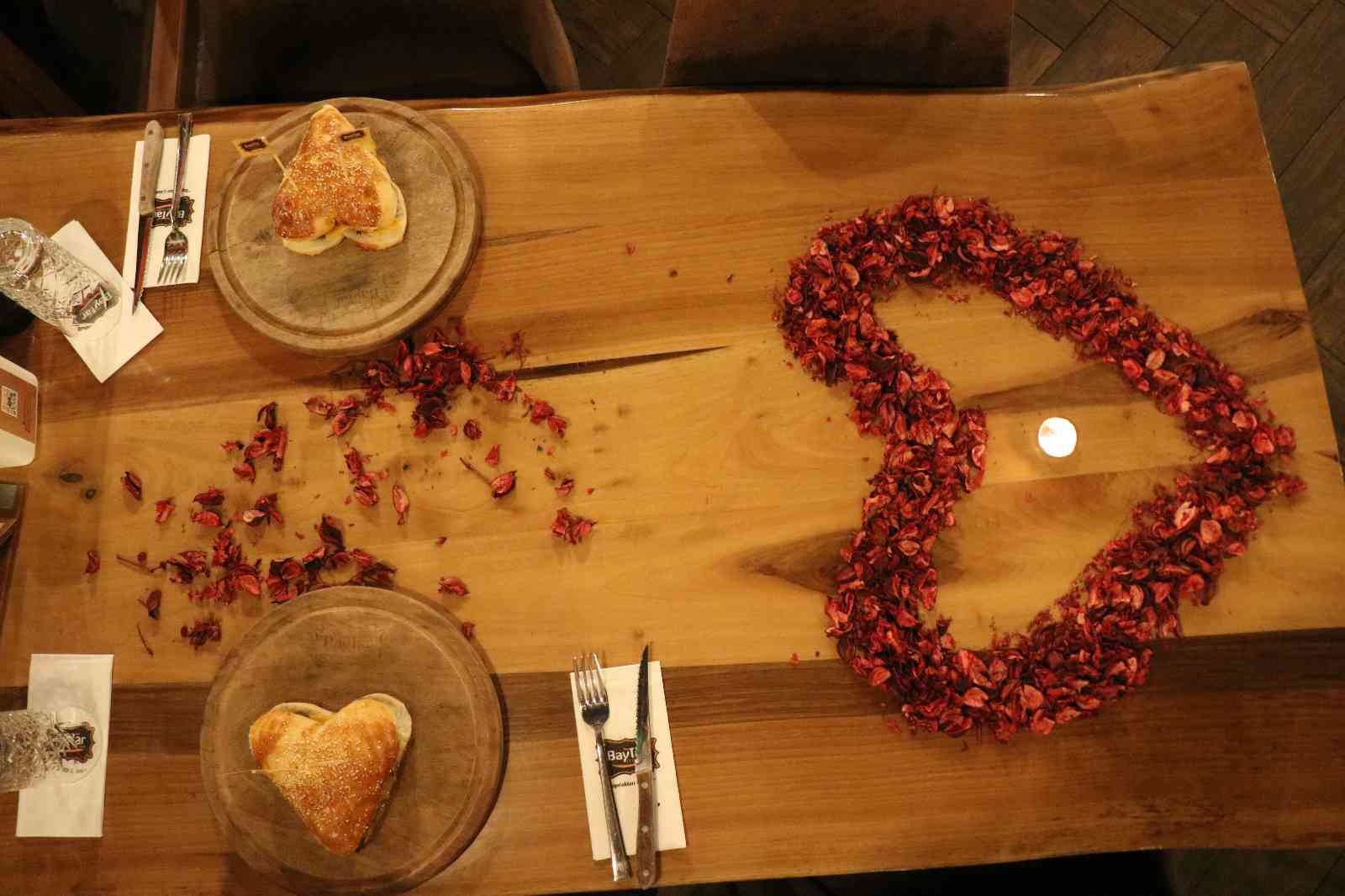 Bu da Sevgililer Günü’ne özel kalpli hamburger