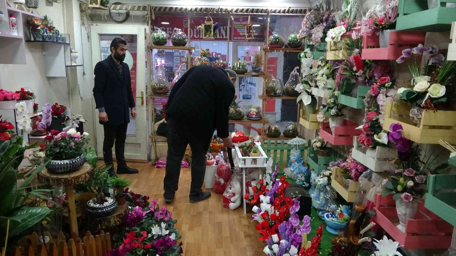 Karabük’te çiçekçilerde Sevgililer Günü hazırlığı