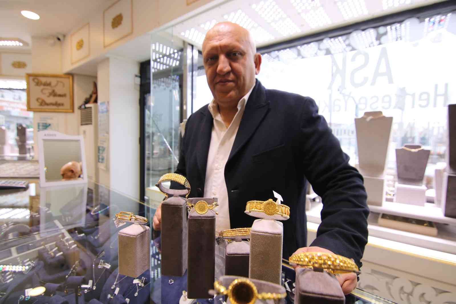 Yastık altındaki altınla insanlar kazanıp kazandıracak