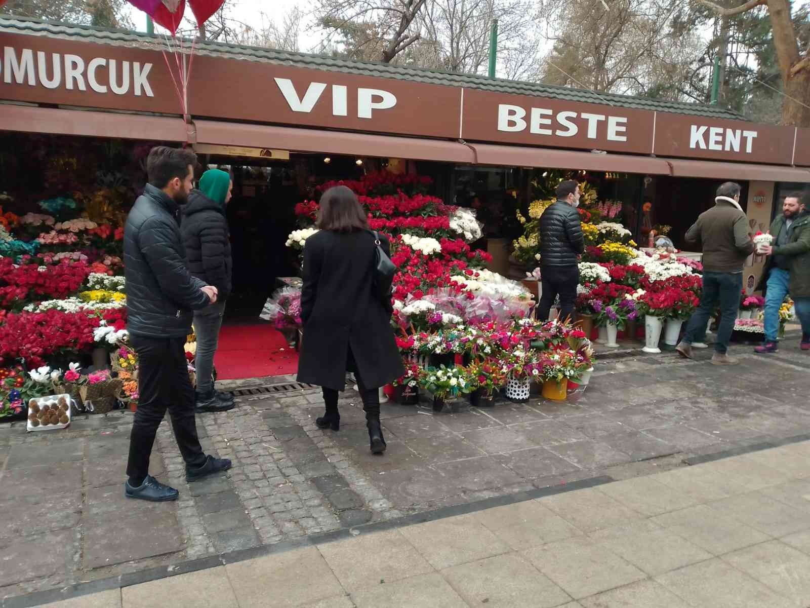Çiçekçilerde Sevgililer Günü yoğunluğu