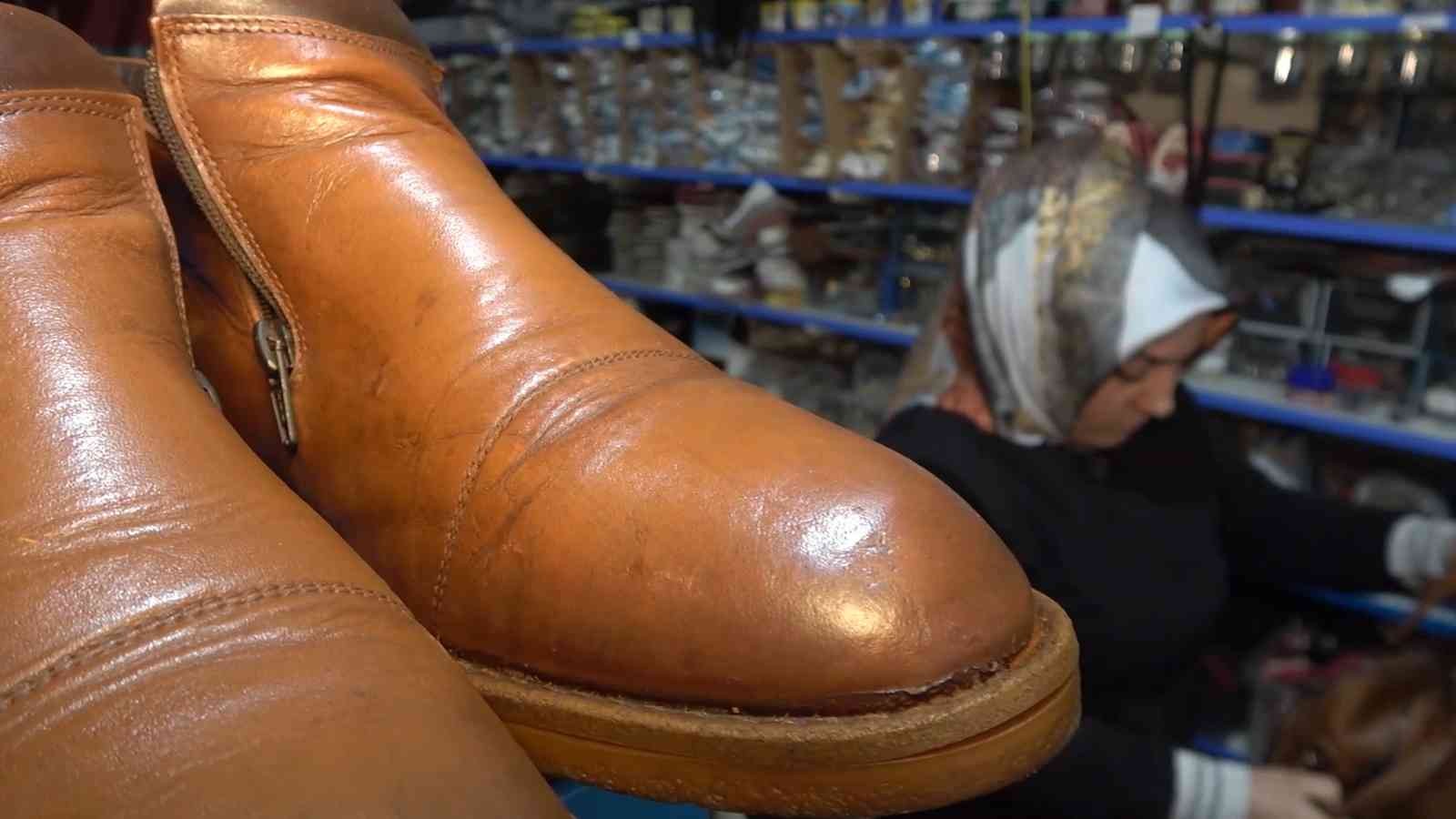 Ayakkabıları ve giysileri geri dönüşüme kazandırıp, aile ekonomisine katkı sağlıyor