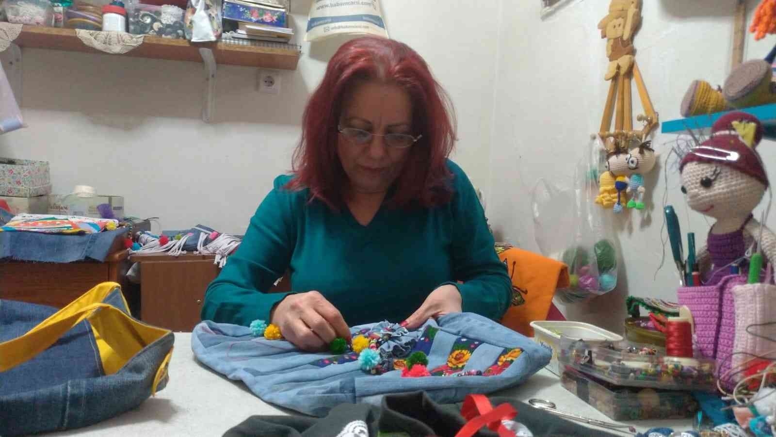 Tasarımları ile atık malzemeleri giysi ve aksesuara dönüştürüyor