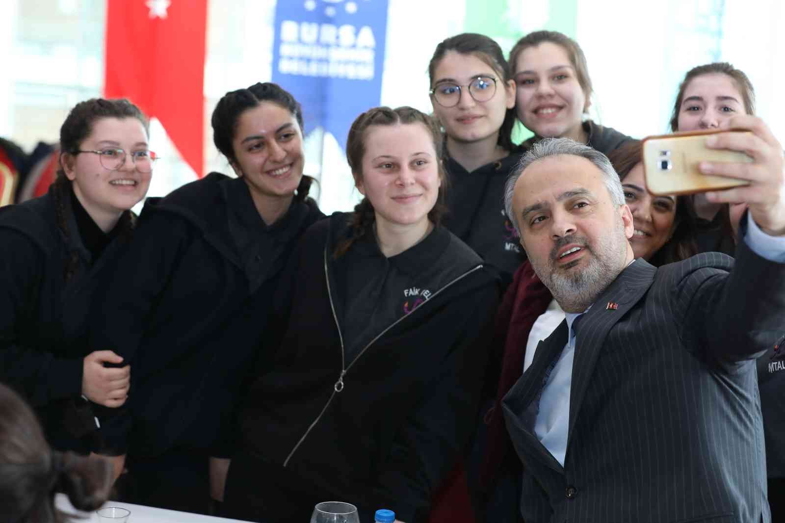 Bursa Büyükşehir’den 3 bin üniversite öğrencisine burs desteği