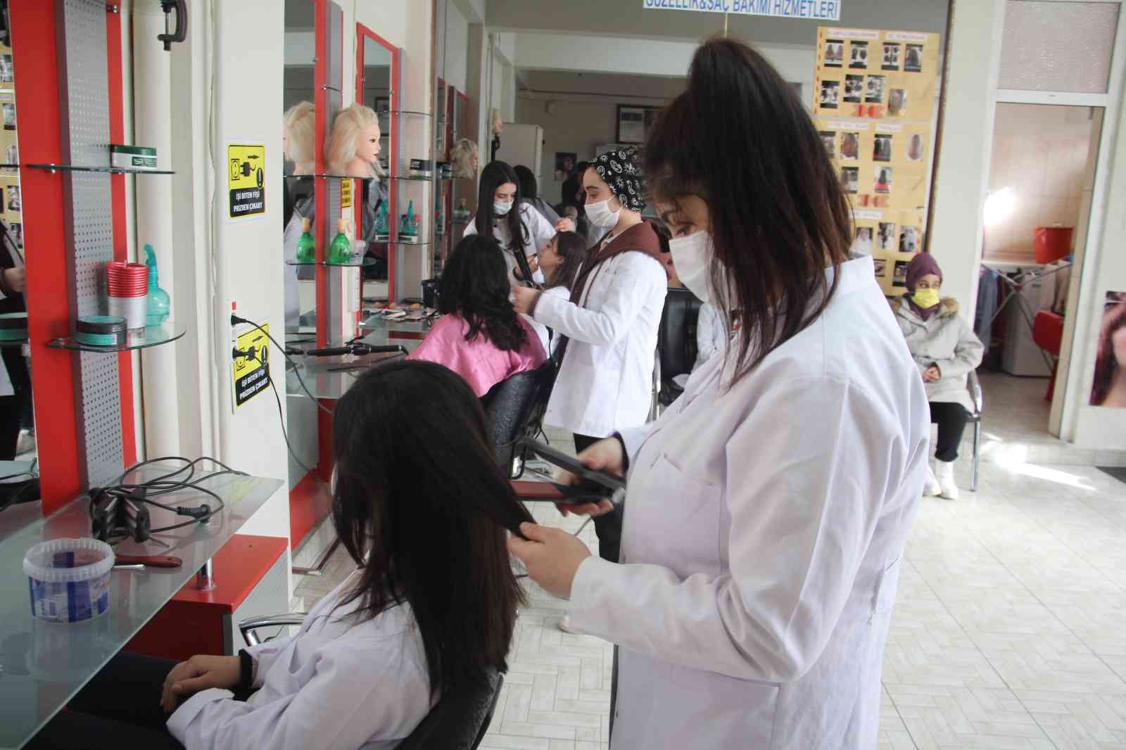 Elazığ’da öğrenciler okuyup meslek öğrenerek okul harçlıklarını çıkarıyor