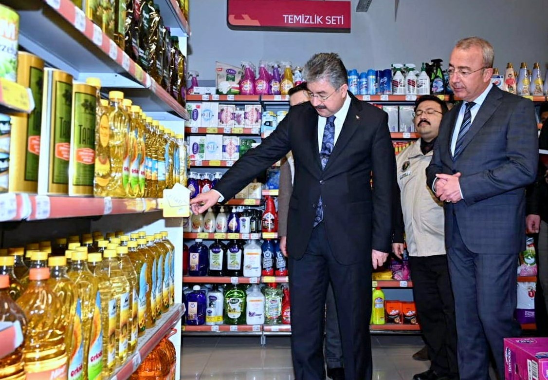 Vali Yılmaz, marketlerde ’stokçuluk’ ve ’fahiş fiyat’ denetimi yaptı