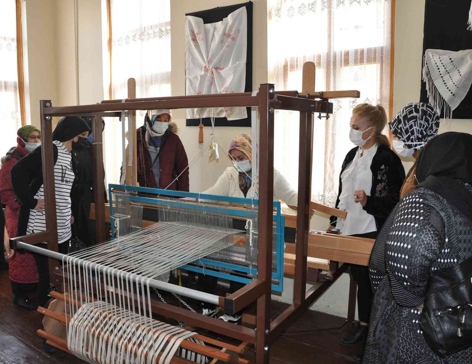 Erdemir, Elpek Bezi eğitimini tamamlayan kadınlara sertifikalarını dağıttı