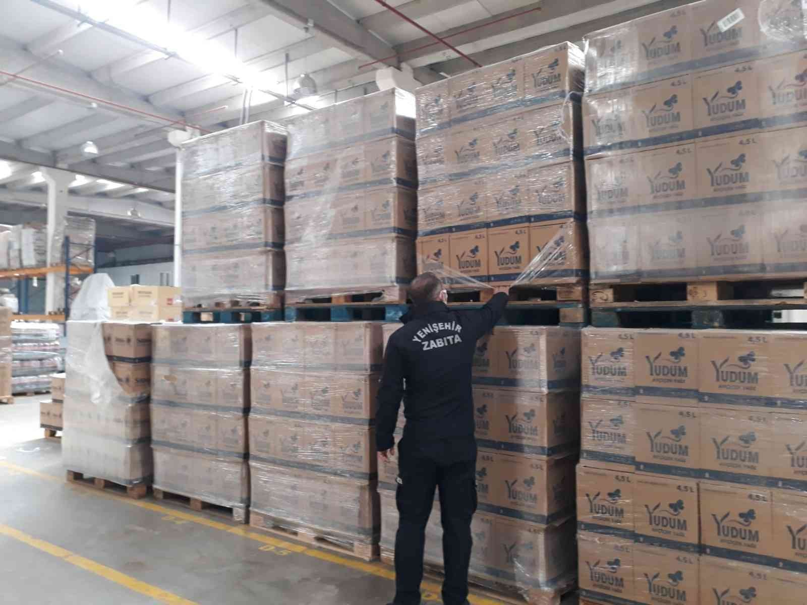 Diyarbakır’da market deposunda 10 ton stoklanmış yağ bulundu