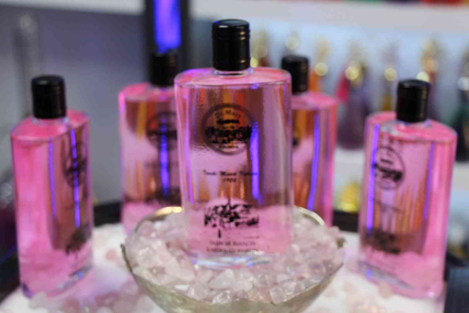 Pembe kuvars taşından üretilen kolonya gençlerin ilgi odağı oldu