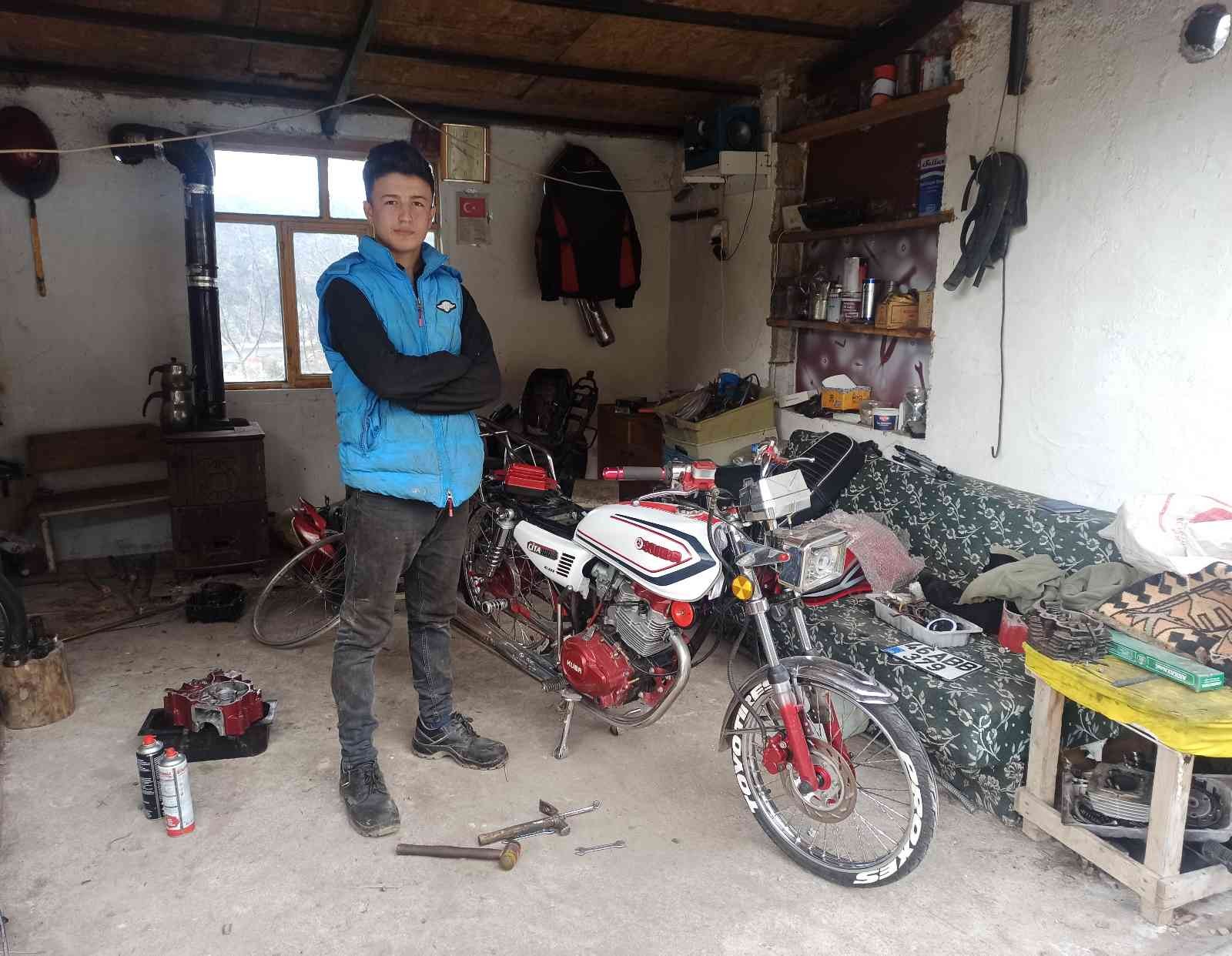 Liseli genç, hurda malzemelerden motosiklet yaptı