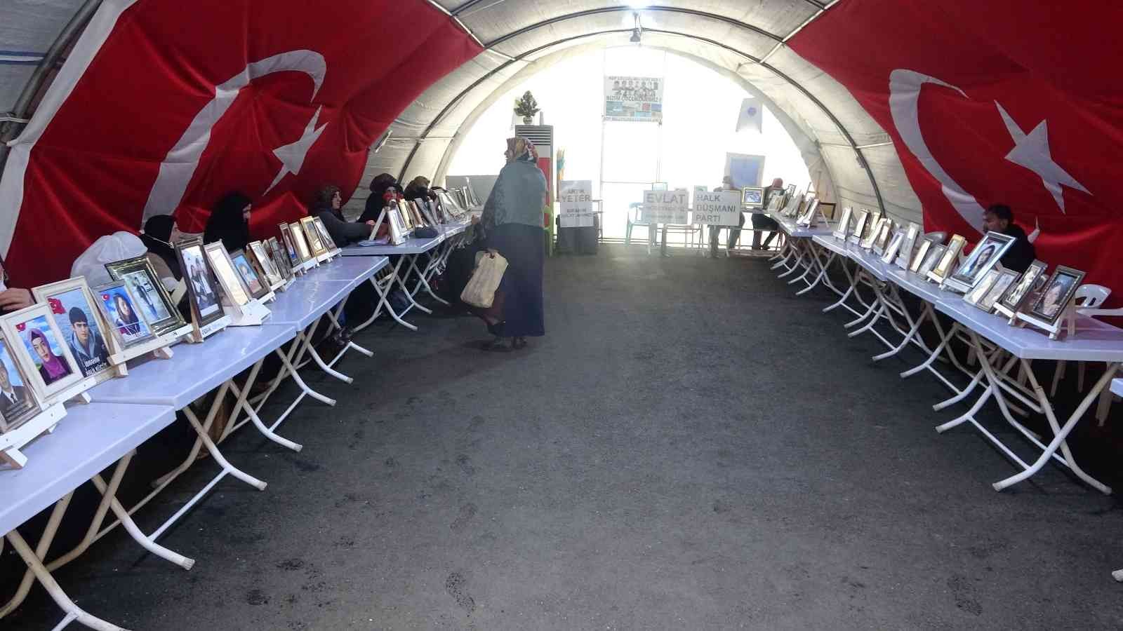 Diyarbakır anneleri, Türkiye’ye Enerji Veren Kadınlar Ödülünü Emine Erdoğan’ın elinden aldı