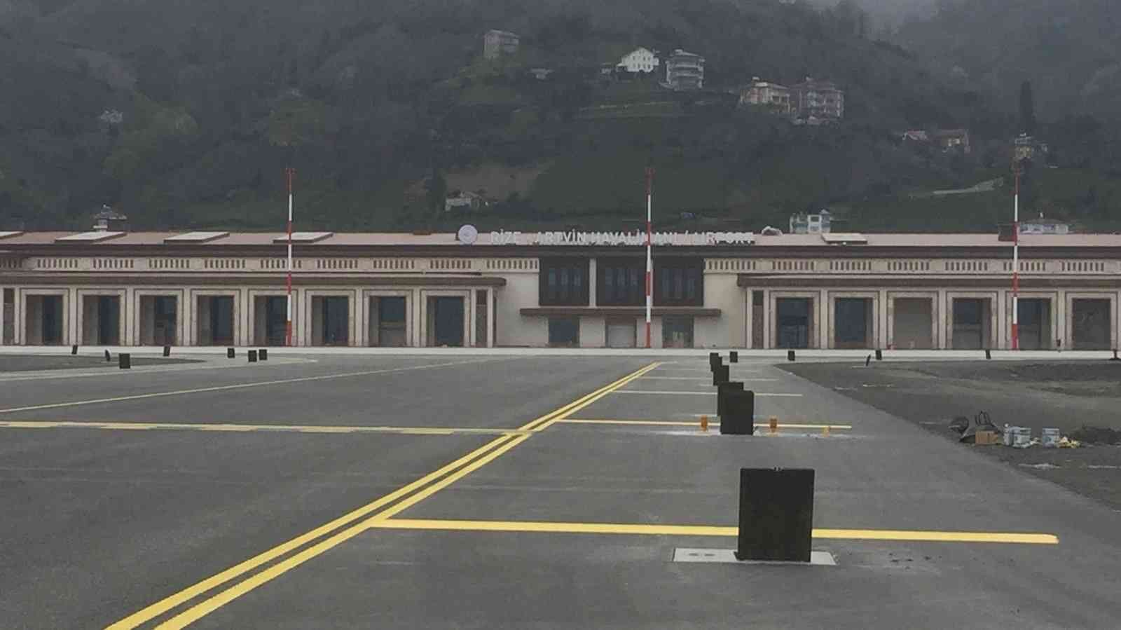 Rize-Artvin Havalimanının pisti ve apronları renklendi