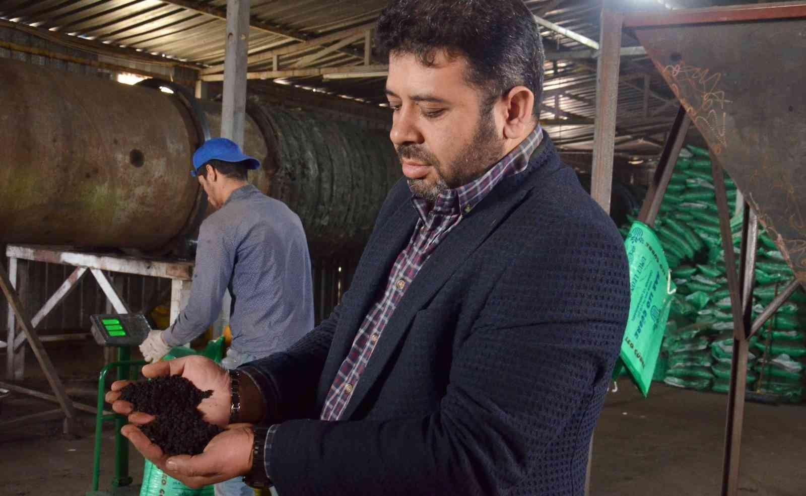 Yerin yüzlerce metre altından çıkarılan leonardit, topraklara bereket oluyor