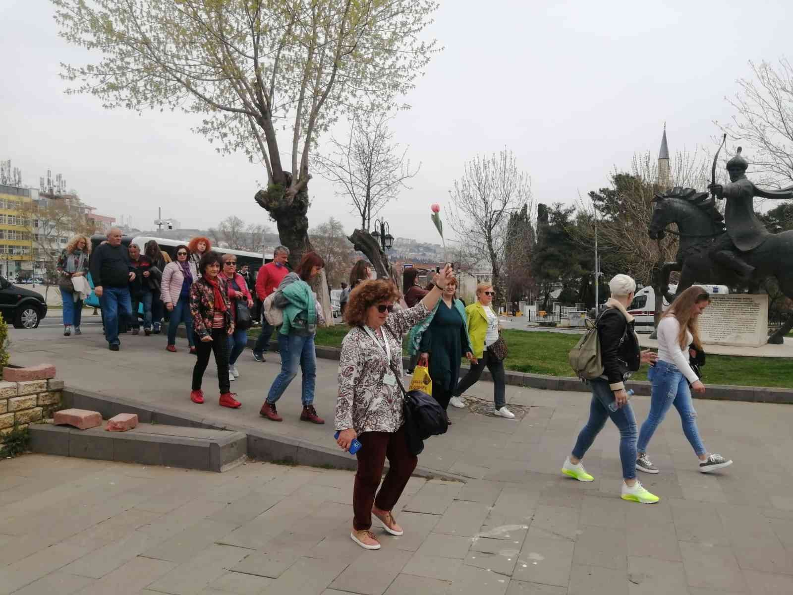 Bulgarlar bu sefer orayı hedef aldı: Alışveriş sonrası bol bol gezdiler