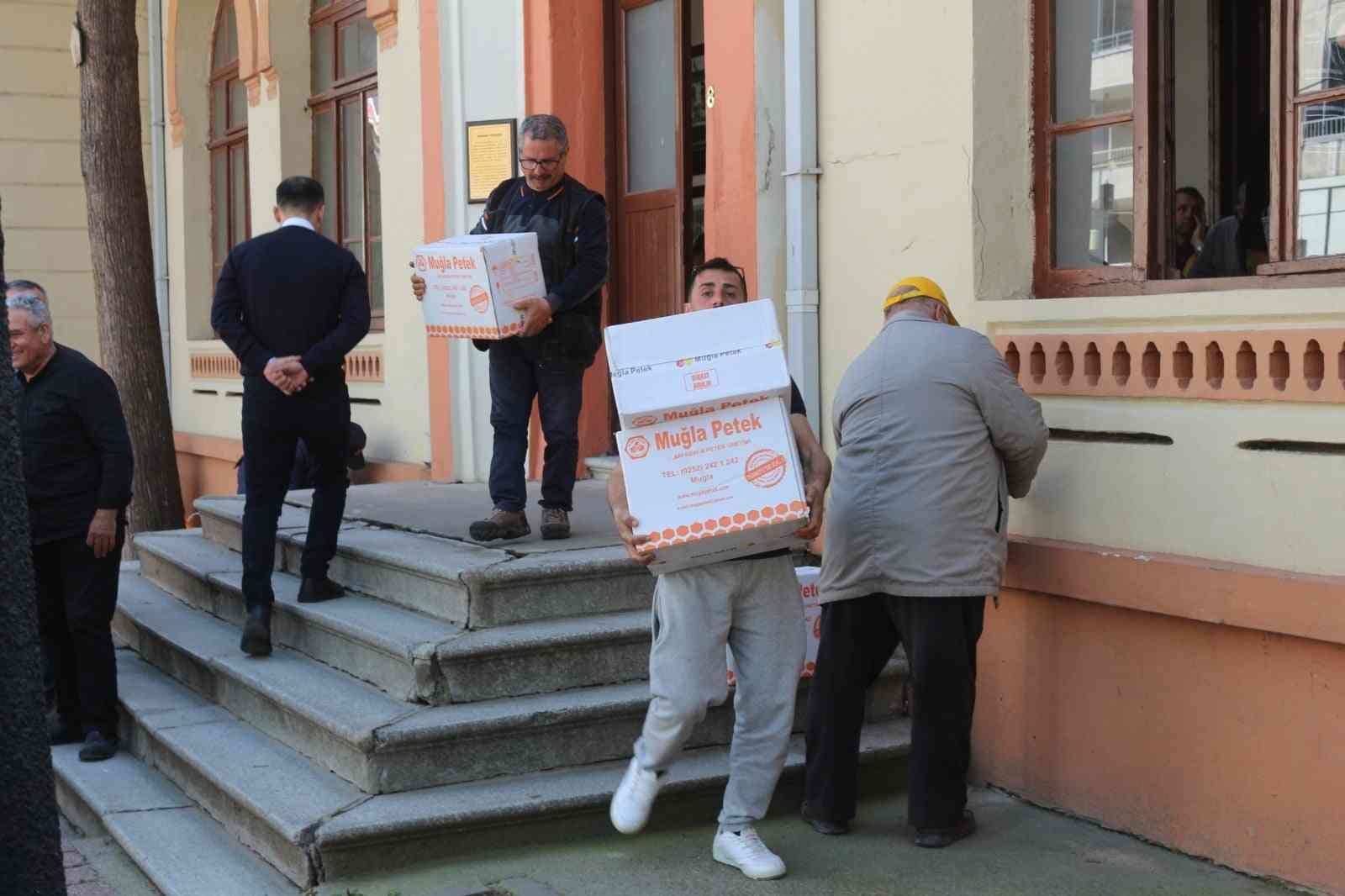 Kırklareli’nde 635 kilogram petek dağıtıldı