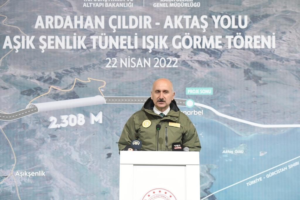 Bakan Karaismailoğlu, Aşık Şenlik Tüneli’ne son darbeyi vurdu, ışık göründü