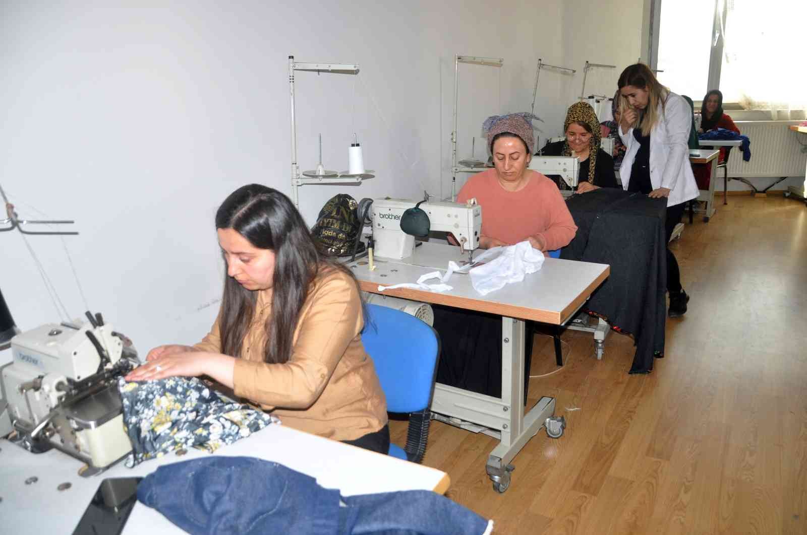 Yüksekovalı kadınların diktiği elbiselere İran ve Irak’tan talep