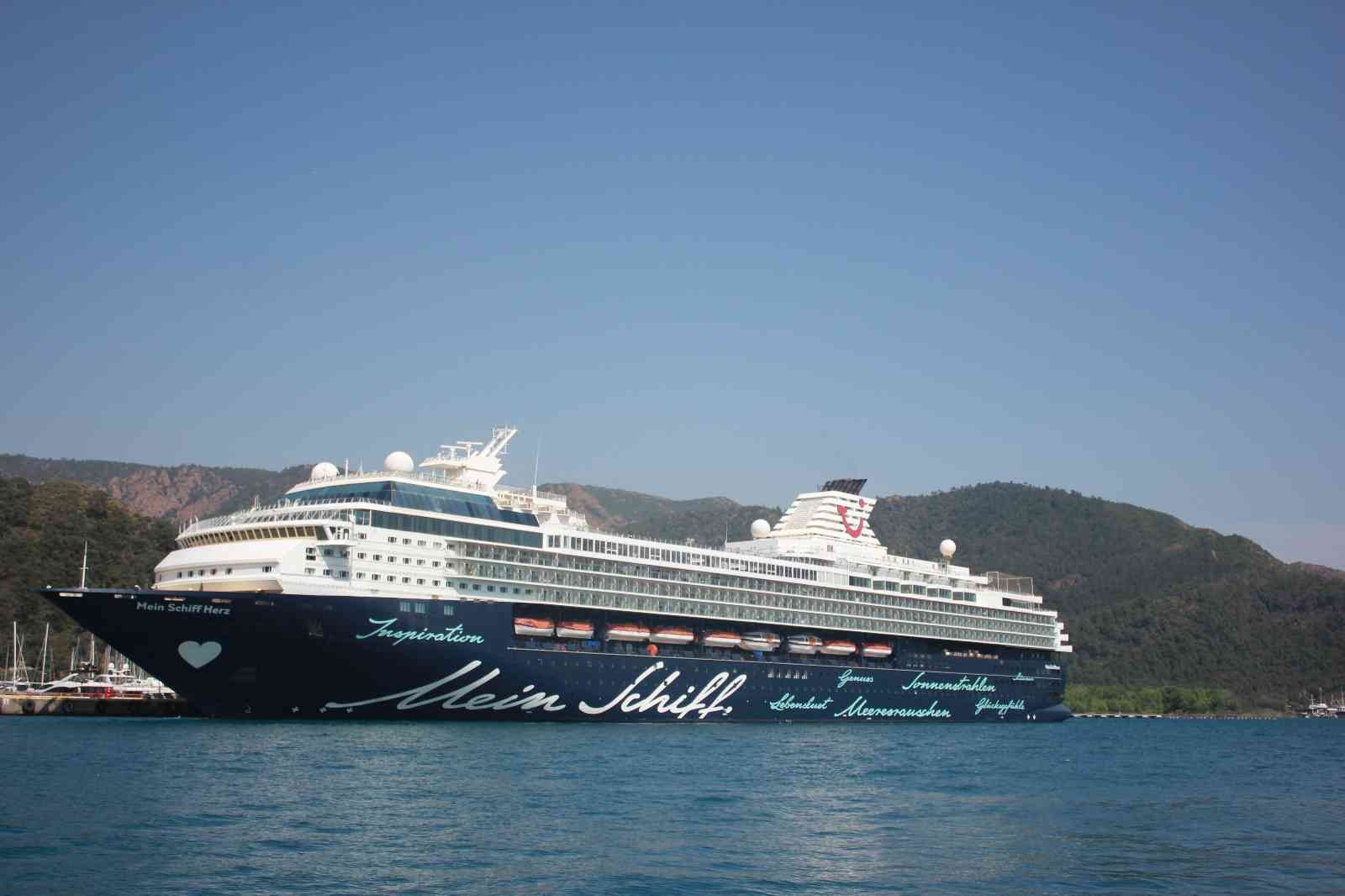 Marmaris’e gelen dev yolcu gemisi esnafın yüzünü güldürdü