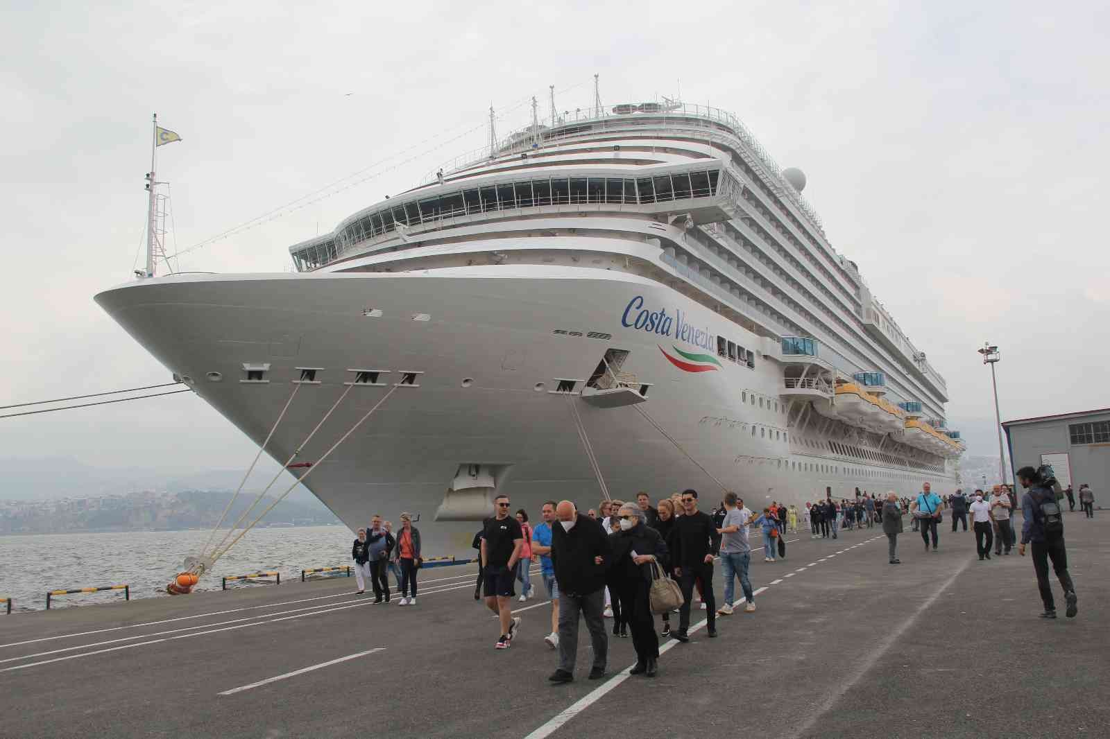 Yüzen otel İzmir Limanı’na demir attı