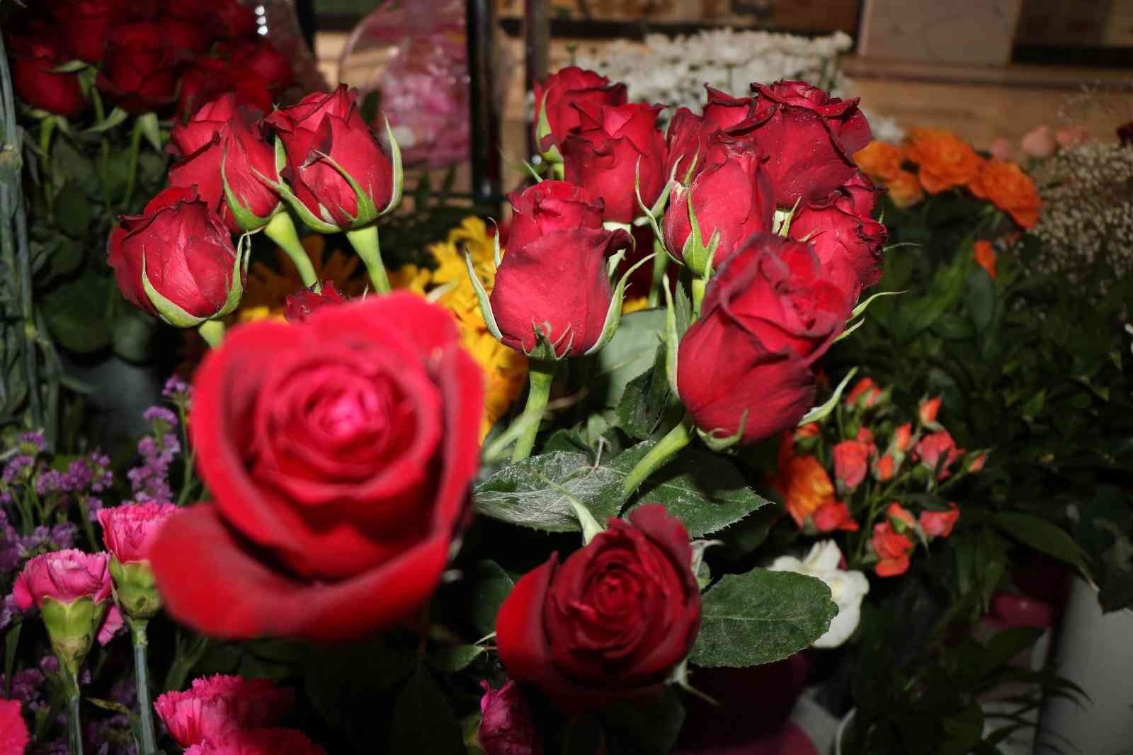 Anneler Günü’nde gülün adeti 25 TL