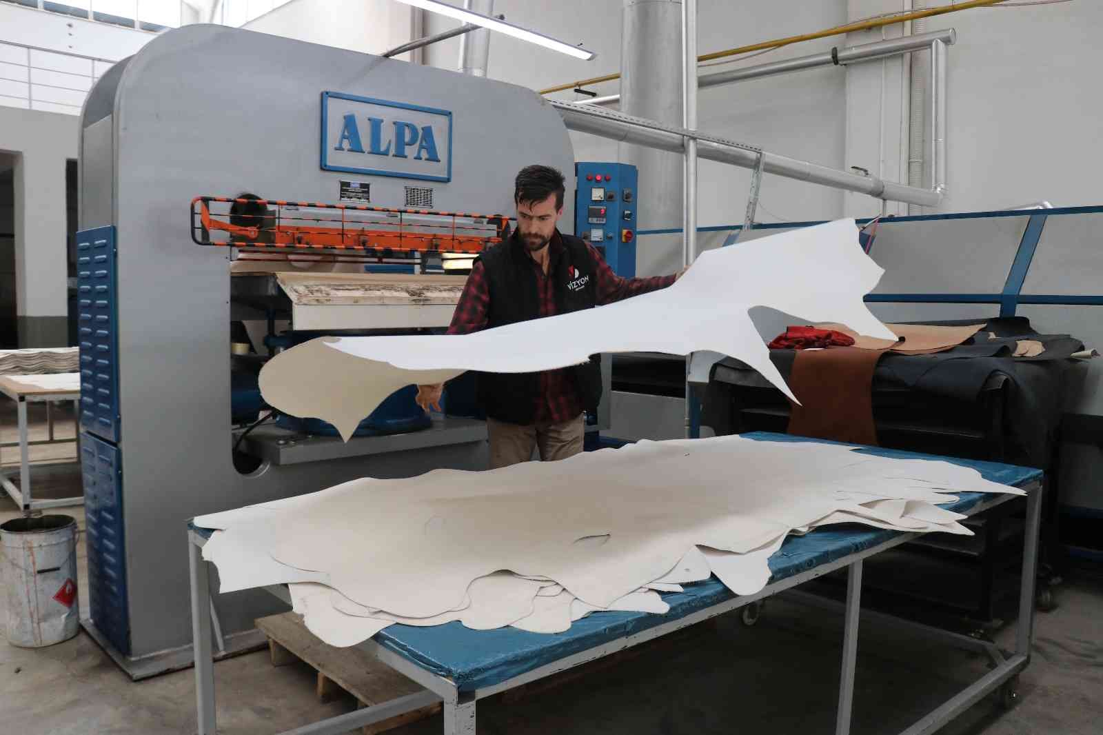 Türkiye’ye ayakkabıyı bu ilçe giydiriyor